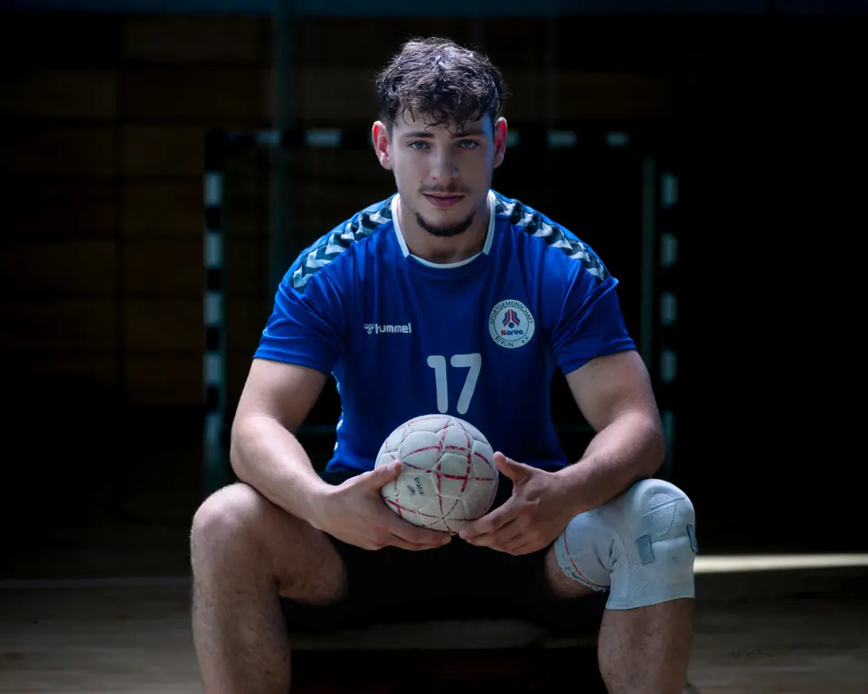 Sportporträt eines Handballspielers mit Ball